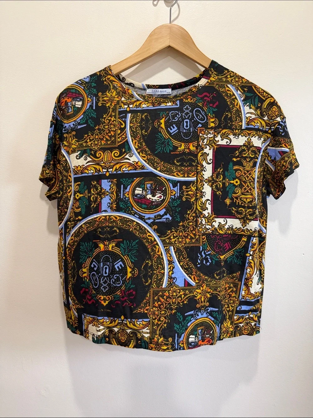 NWOT Zara Trafaluc Baroque Print Short Sleeve Tee in Black and Gold - Picture 5 of 10